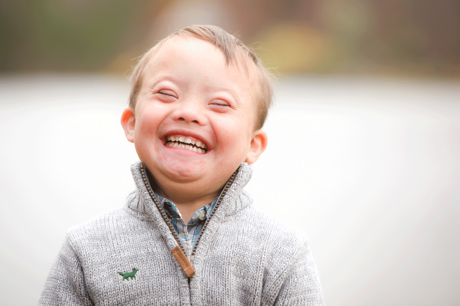 Дети людей с синдромом дауна. Синдром Дауна. Малыш смеется. Мальчик смеется.
